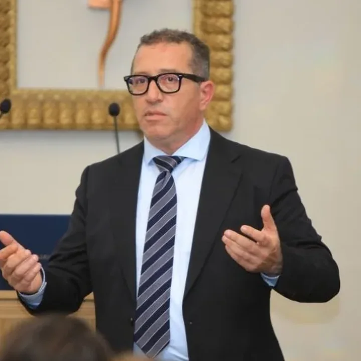 Fouad Benjoudar en intervention devant un auditoire